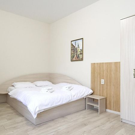 Buk Apartments On Doroshenka 25 Lviv Exterior photo