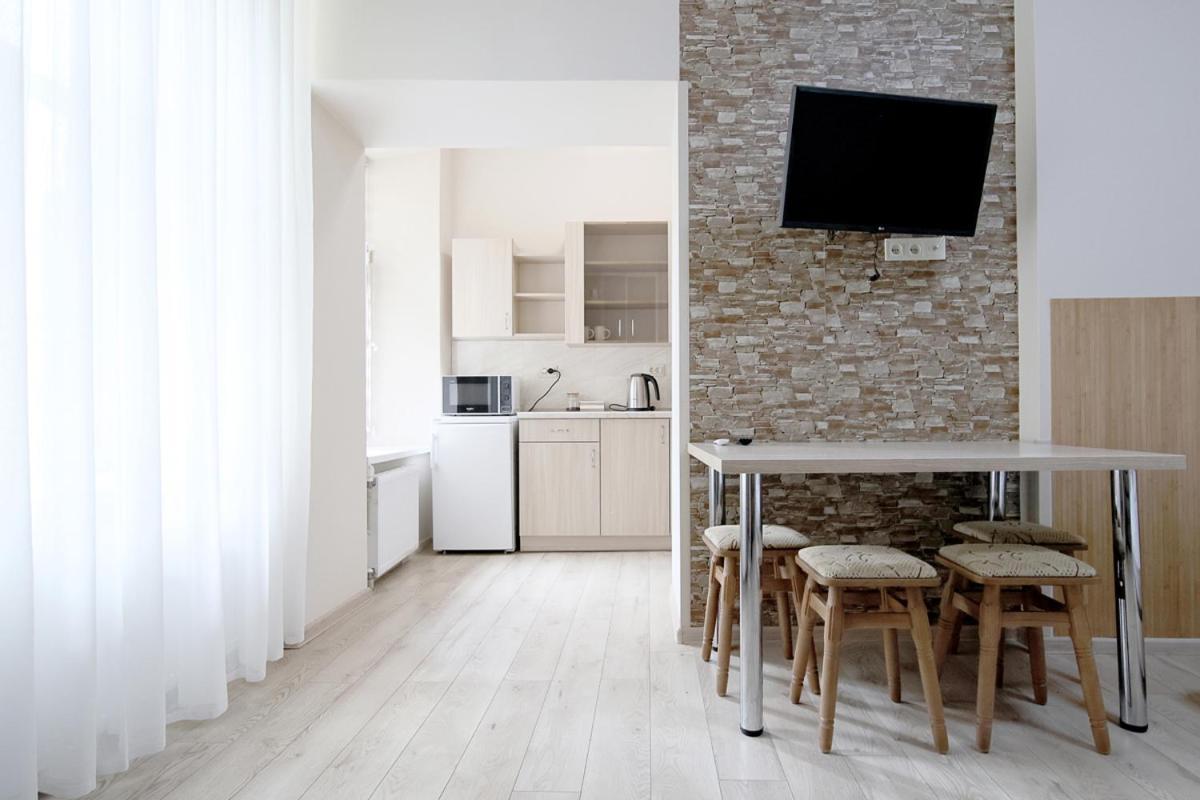 Buk Apartments On Doroshenka 25 Lviv Exterior photo