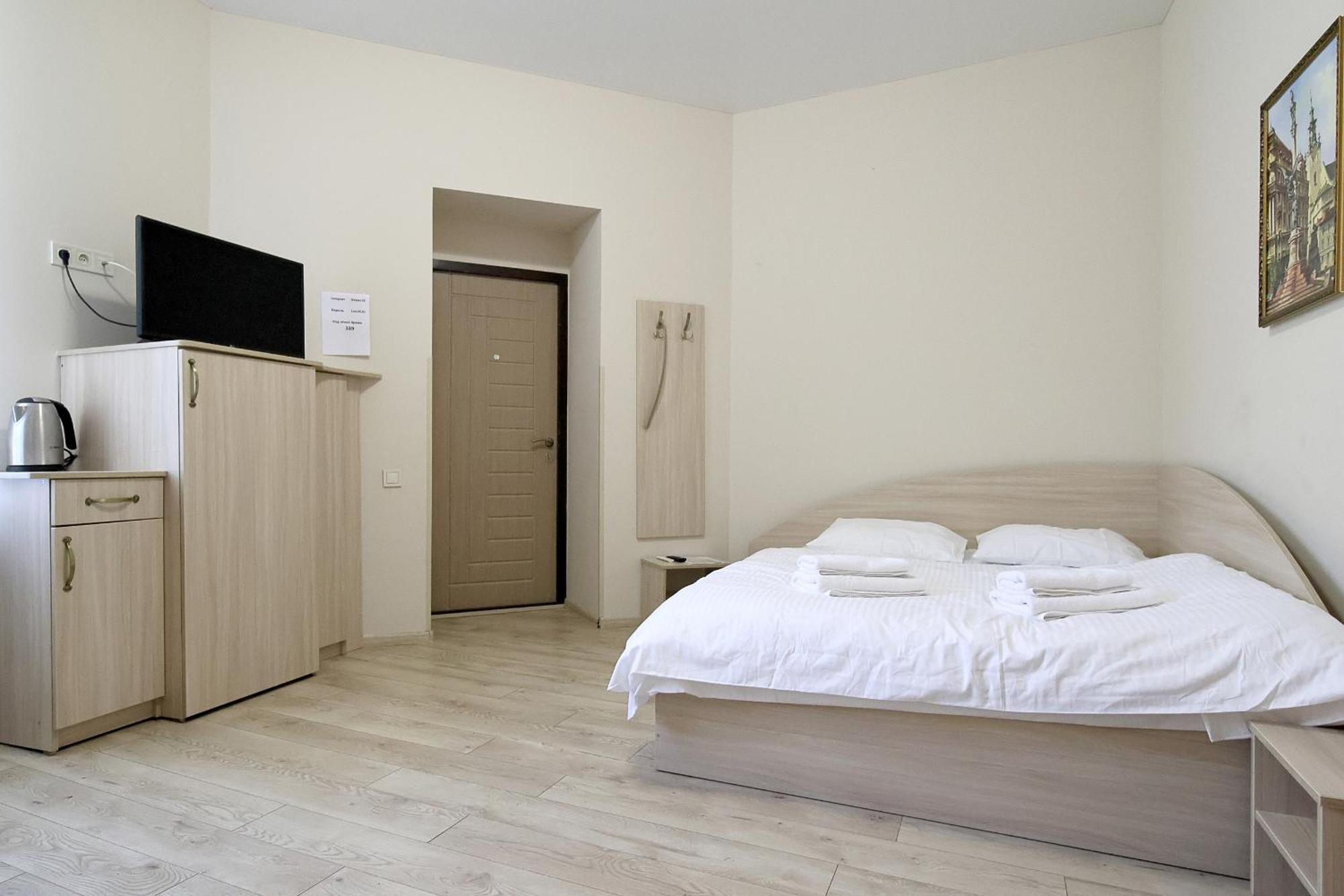 Buk Apartments On Doroshenka 25 Lviv Exterior photo