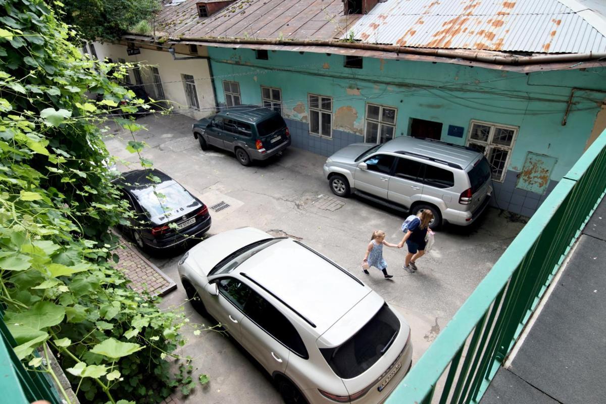 Buk Apartments On Doroshenka 25 Lviv Exterior photo