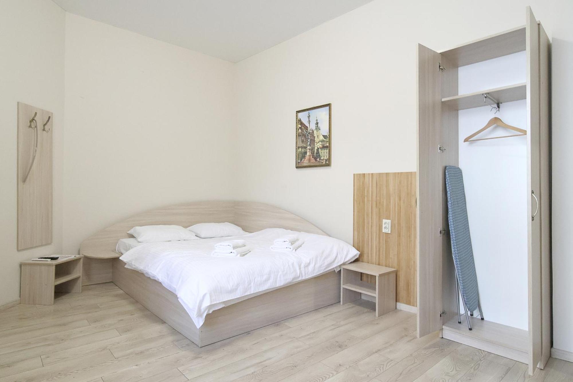 Buk Apartments On Doroshenka 25 Lviv Exterior photo
