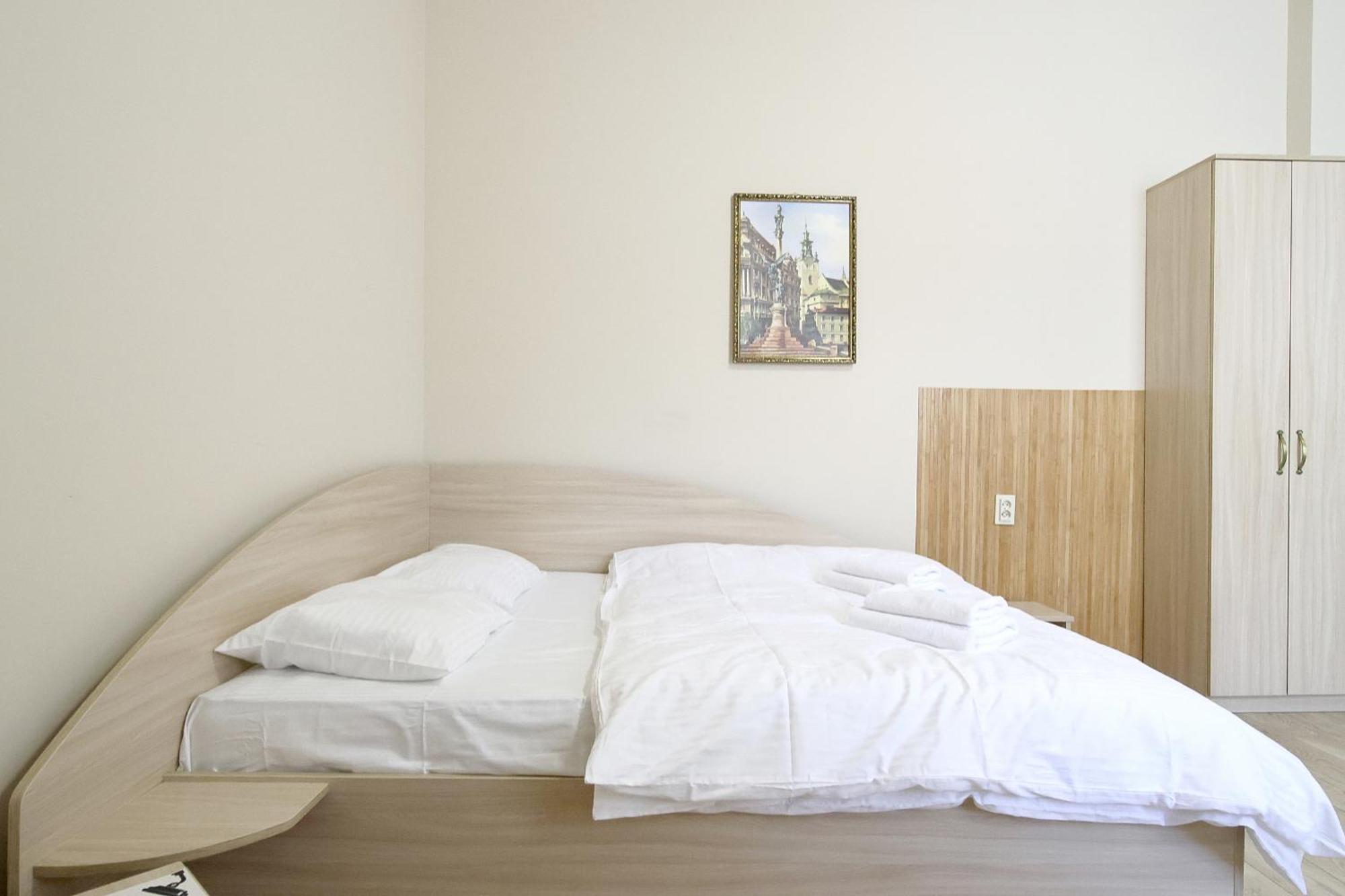 Buk Apartments On Doroshenka 25 Lviv Exterior photo